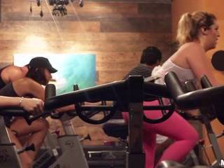 Порно в попу секс игрушками