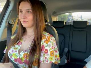 Мастурбирует и кончает сквиртом