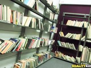 Врач трахнул медсестру