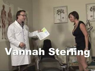 Трахает молодую маму