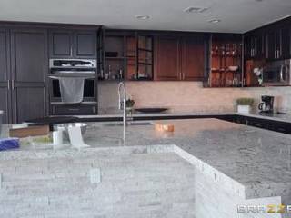 Порно транс кончает в рот парню