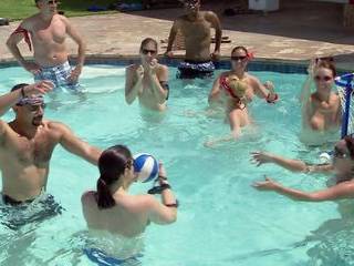 Порно сестра застала брата за дрочкой