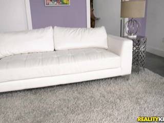 Порно первый раз взяла в рот